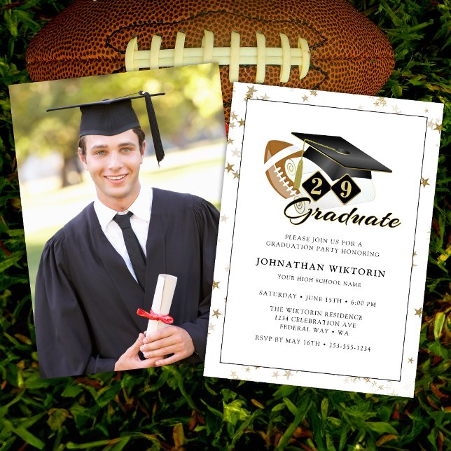 Klassiskt fotbolls-foto med svart Studentmössa Gul Inbjudningar (Classic Graduation Cap Black Gold Football Photo Invitation)