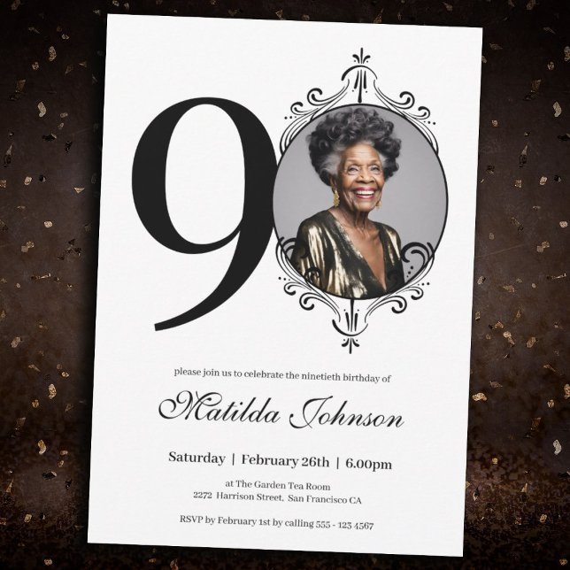 Klassiskt foto av 90:e födelsedag med svart och vi inbjudningar (Classic 90th Birthday Black and White Custom Photo Invitation)