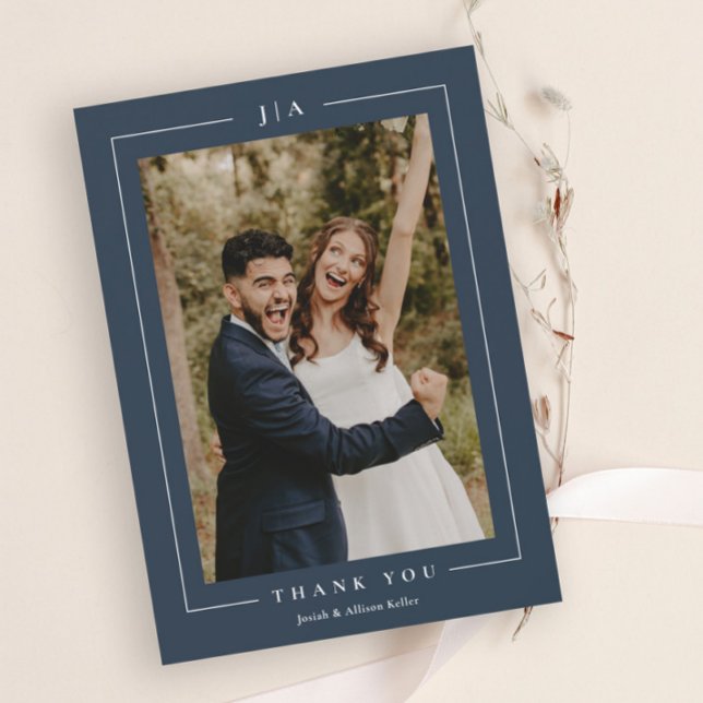 Klassiskt foto av blått Bröllop Tack Kort (Elegant Navy Blue Wedding Photo Thank You Card with Classic Typography and Couples Monogram.)