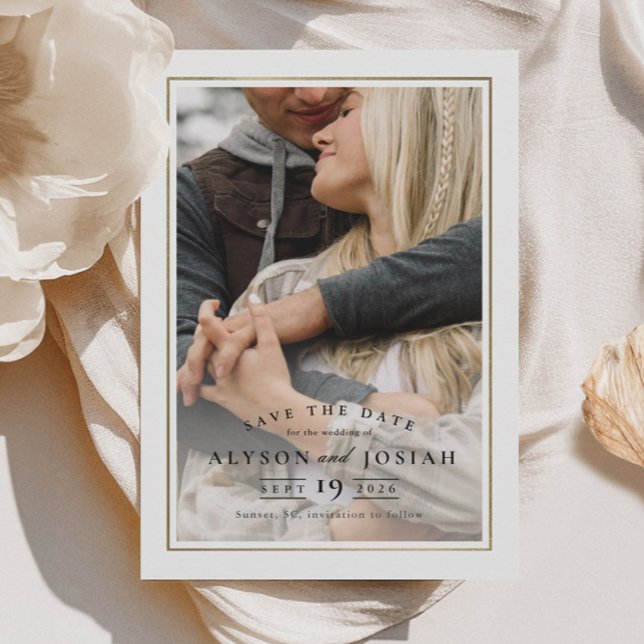 Klassiskt foto Elegant Guld Bröllop Spara Datumet (Elegant Curved Typography Photo Wedding Save the Date.)