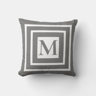 Klassiskt grått, vitt framramat monogram kudde