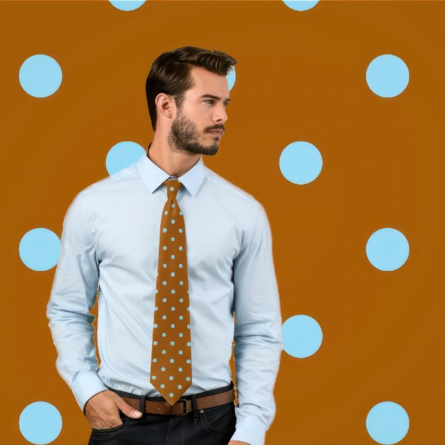 Klassiskt Himlar Blue Polka dots på Brown Tie Slips (Man wearing "Classic Sky Blue Polka Dots on Brown Tie.")