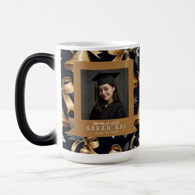 Klassiskt julmotiv present till honom examen magisk mugg (Vänster)