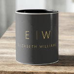 Klassiskt kol-Grått-Guld-minimalistiskt monogram Två-Tonad Mugg<br><div class="desc">Öka din kaffrutin med detta klassiska kol grått guld minimalistkaffe med två ton mugg. Med en elegant bakgrund av kol-grått, guld-typografi i elegant och en ren modern utformning blandar detta personlig mugg ihop tidslassofistikering med vardaglig funktion. Perfekt för bröllop, årsdagar, företagsgåvor eller någon som kärlek chic monogrammat. Anpassa med initialer...</div>