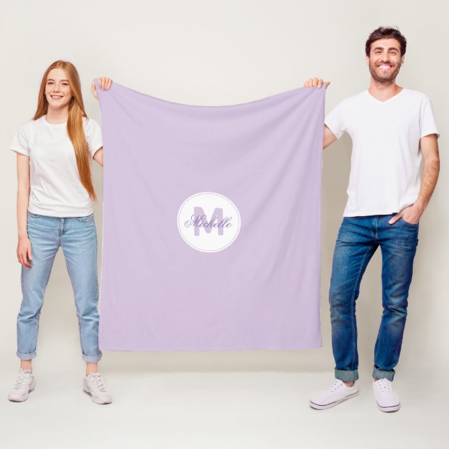 Klassiskt lila namn och monogrammedaljong fleecefilt (På plats)