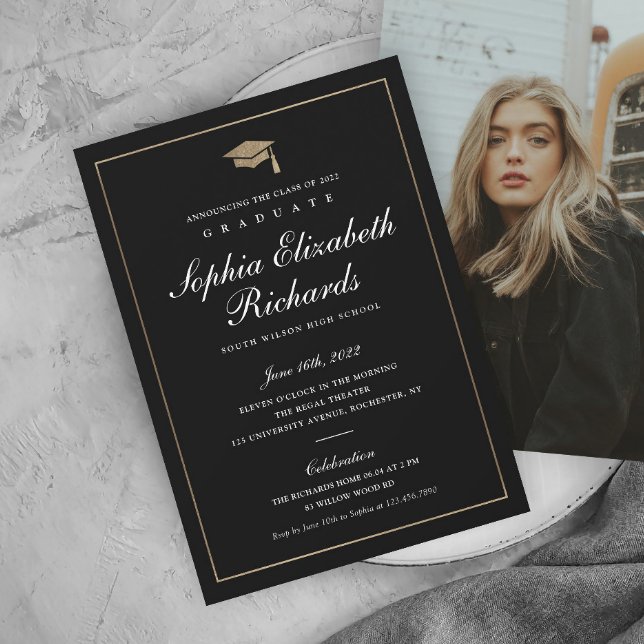 Klassiskt manus Guld Foto Examen Annonsering Meddelande (Elegant calligraphy black and gold photo graduation announcement.)