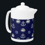 Klassiskt marint blått och vitt<br><div class="desc">I denna klassiska Nautiska Tekanna ingår Compass,  kapten Hjul,  Nautical Life Buoys och Anchors på bläck blå bakgrund. Hitta ytterligare snyggt och trendig för klassiska Nautiska Dekorationer och utgivningsprodukter i vår Nautical Collection.</div>