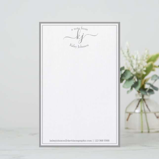 Klassiskt minimalistiskt monogram Light Grått Ram Brevpapper (Stående Fram)