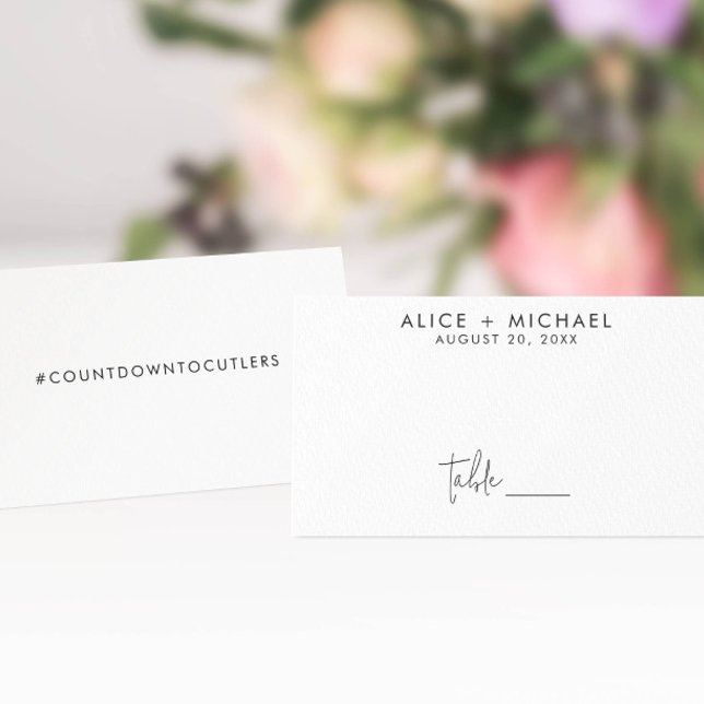 Klassiskt minimalistiskt svartvitt placeringskort (Personalize this table card with your wedding hashtag or other message on the back.)