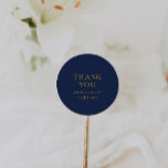 Klassiskt minimalt marint blått Guld Tack Bröllop Runt Klistermärke<br><div class="desc">Det klassiska minsta marinblåa guld-tack som du har bröllop är underbart för en enkel modern romantiker och elegant bröllop. Den mörk marinpaletten Blue färg och minimal vintage typografi ge är en chic av klassens formella beröring. Utformningen är flexibel, perfekt för en grundläggande contemporary kväll, vår, fall, sommar eller vinterbröllop. Behålla...</div>