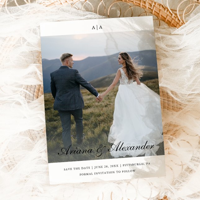 Klassiskt monogram Elegant Script 2 Photo Bröllop Spara Datumet (Skapare uppladdad)