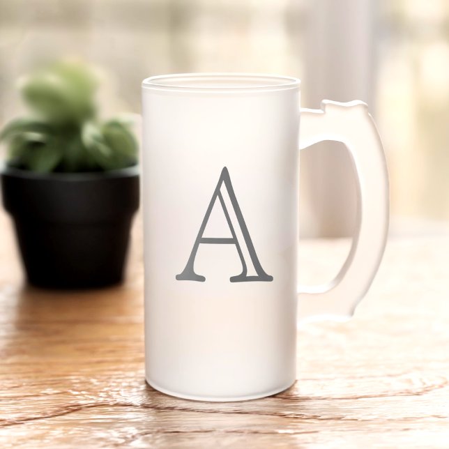 Klassiskt monogram frostat glasöl Mugg (A classic monogrammed frosted beer mug perfect for any occasion)