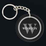 Klassiskt monogram: Personlig, svart, vitt och G<br><div class="desc">Vi presenterar vår "klassiska monogram"-nyckelkedja - en perfekt som blandar elegans och funktionalitet. Detta sofistikerade tillbehör är designat för dem som uppskattar ett klassiskt stil med personlig beröring. Dess system elegant black, white och grått färg utstrålar en tidlös sofistikering som kompletterar alla typer av nycklar. Anpassa den här nyckelkedjan med...</div>