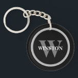 Klassiskt monogram: Personlig, svart, vitt och G<br><div class="desc">Vi presenterar vår "klassiska monogram"-nyckelkedja - en perfekt som blandar elegans och funktionalitet. Detta sofistikerade tillbehör är designat för dem som uppskattar ett klassiskt stil med personlig beröring. Dess system elegant black, white och grått färg utstrålar en tidlös sofistikering som kompletterar alla typer av nycklar. Anpassa den här nyckelkedjan med...</div>
