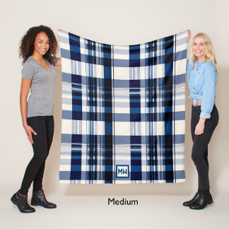 Klassiskt plaid, blått och vitt monogram fleecefilt