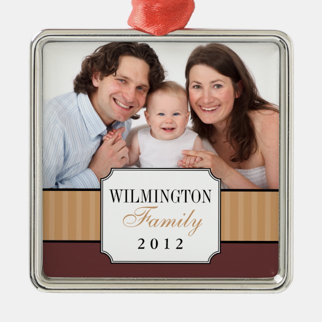 Klassiskt porträtt-brunt julfoto i rand-bandet julgransprydnad metall (Framsidan)