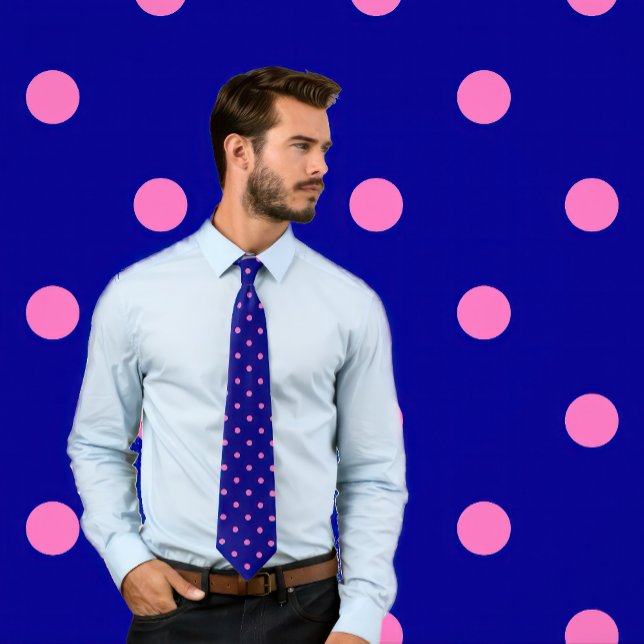 Klassiskt Shock rosa Polka dots på marinavdelning Slips (Man wears a necktie with hot pink polka dots on navy blue.)