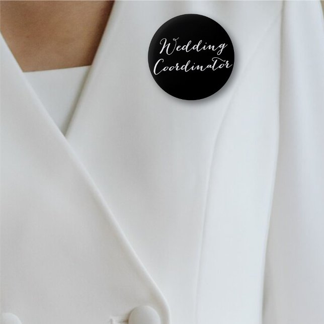Klassiskt skript Brudens sida i bröllop-koordinato Knapp ('Wedding Coordinator' B&W Simple Classic Script Calligraphy Pinback Button @ fatfaton_blue_knot)