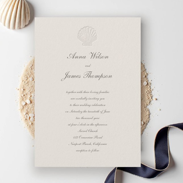 Klassiskt skript Ecru Bröllop i Snäcka för kustsjö Inbjudningar (nautical coastal wedding invitation modern classic formal traditional script elegant shell ecru)