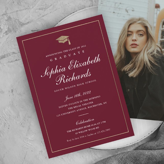 Klassiskt skript Guld Foto Examen Inbjudan (Elegant calligraphy maroon and gold photo graduation invitation.)