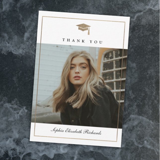 Klassiskt skript Guld Photo Studenten Tack Kort (Elegant gold graduation cap black and white photo graduation thank you cards.)