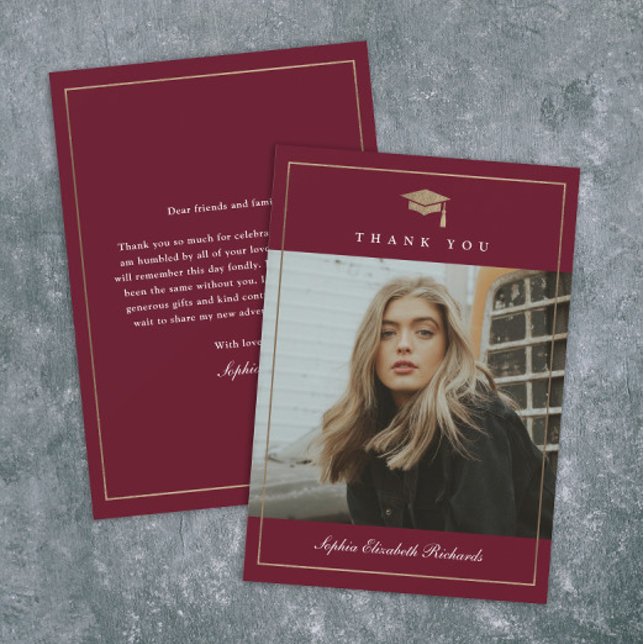 Klassiskt skript Guld Photo Studenten Tack Kort (Elegant gold graduation cap maroon photo graduation thank you cards.)