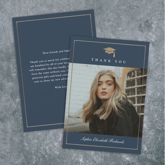 Klassiskt skript Guld Photo Studenten Tack Kort (Elegant gold graduation cap navy blue photo graduation thank you cards.)