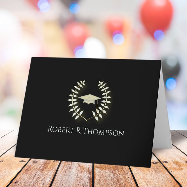 Klassiskt svart guld examens tackkort (Classic black and gold graduation thank you note card with elegant script typography.)