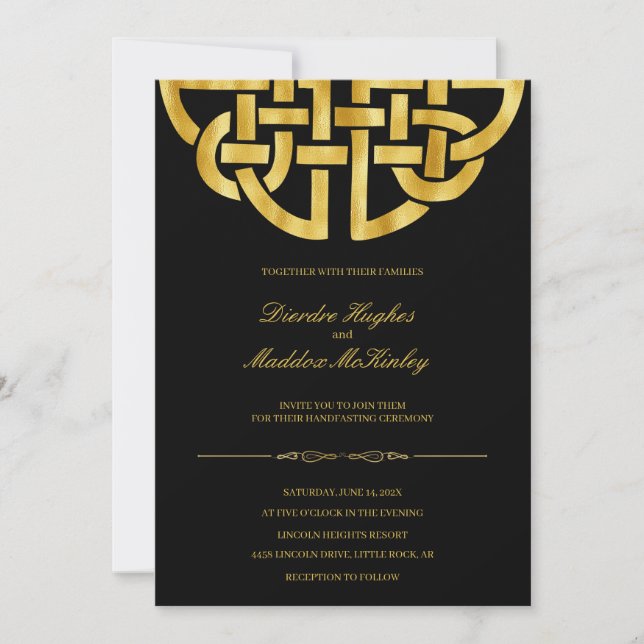 Klassiskt svart Guld-keltiskt knackhandtag Inbjudningar (Framsida)