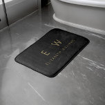 Klassiskt svart Guld minimalistiskt Monogram Namn Badrumsmatta<br><div class="desc">Gå in i lyxen med vår klassiska Elegant Modern Minimalist Monogram Bath Mat. Detta förstklassiga badmatt kombinerar sömlöst elegans med contemporary minimalism, vilket höjer badrumsdekorationen till nya höjder. Det här badmattet är mer än bara funktionellt. Det är en påstående av raffinerad smak. Monogrammet för anpassade tillför en personlig beröring och...</div>