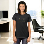 Klassiskt svart Guld minimalistiskt Monogram Namn T Shirt<br><div class="desc">Öka stil med vår Monogram Black Guld-moderna minimalistiska Elegant T-Shirt. Den här garderoben blandar sömlöst klassiskt sofistikerad med minimalism för contemporary, skapar den ett mångsidigt och snyggt tillägg till din samling. Den här T-tröjan är mer än bara kläder. Det är en personlig påstående. Monogrammet för anpassade ger en unik fingervisning...</div>
