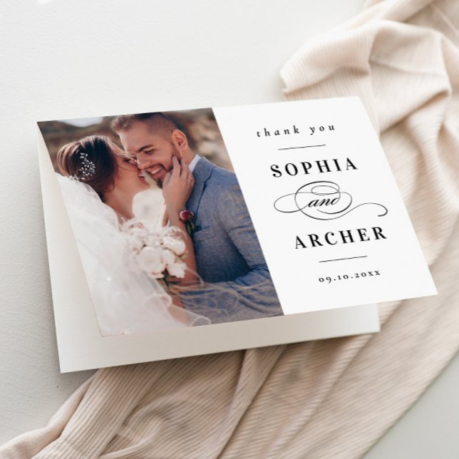 Klassiskt svartvitt och vitt foto Bröllop Tack Kort (Elegant Black and White Type Photo Wedding Thank You Card.)