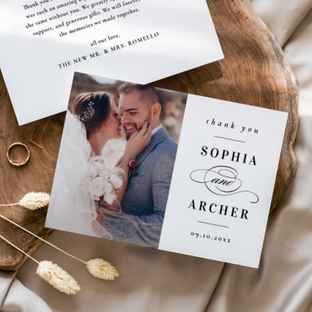 Klassiskt svartvitt och vitt foto Bröllop Tack Kort (Elegant Black and White Type Photo Wedding Thank You Card.)
