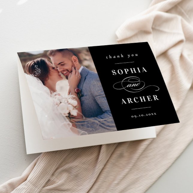 Klassiskt svartvitt och vitt foto Bröllop Tack Kort (Elegant Type Black and White Photo Wedding Thank You Card.)