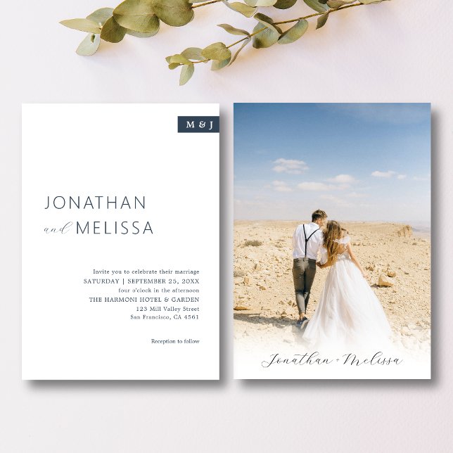 Klassiskt vitt och marint blått monogram-skript Br Inbjudningar (Skapare uppladdad)