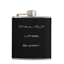 Klassutsvart med texten "Chill out"> Hip Flasks