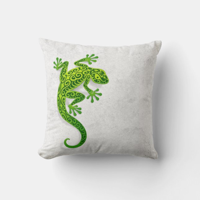 Klättra den gröna geckoen på en vitvägg kudde (Framsida)