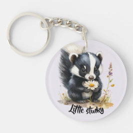 Kleines Stinktier schnüffelt an Gänseblümchen