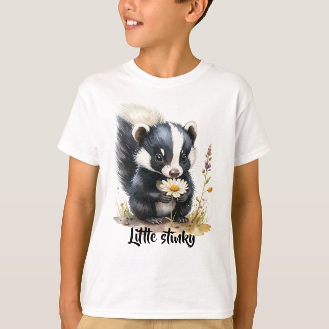 Kleines Stinktier schnüffelt an Gänseblümchen  T Shirt (Framsida)