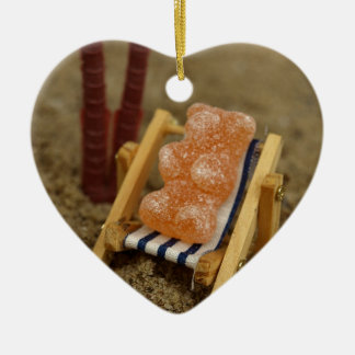 Klibbig björn som kopplar av på strand julgransprydnad keramik