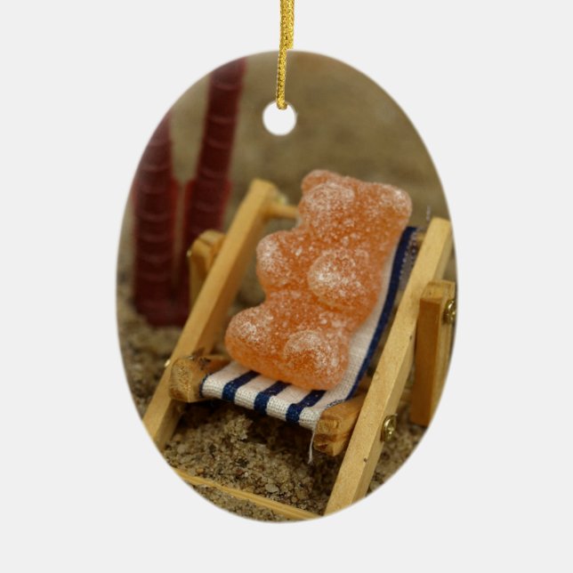 Klibbig björn som kopplar av på strand julgransprydnad keramik (Framsidan)