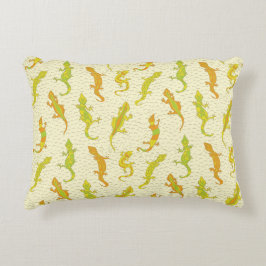 Klimatgeckos i sten på gulten - sömlöst mönster. prydnadskudde