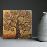 Klimt Golden Livets träd Abstrakt Art nouveau Cer Kakelplatta<br><div class="desc">Den här fantastiska keramiska plattan visar en abstrakt Livets träd inspirerad av Gustav Klimts "gyllene fas". Klimt fascinerades av bysantinska mosaiker och utvecklade sin egen mosaikteknik med hjälp av guld löv och ljusa färger. Denna teckning betalar en hyllning till Klimts nyskapande inställning till mosaik och fångar den opulenta skönheten i...</div>