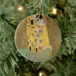 Klimts mästerverk The Kiss - Eternembrace Julgransprydnad Keramik<br><div class="desc">Öka helgdag dekoration med vårt "Eternt Embrace"-prydnadsföremål, med Gustav Klimts tidlösa mästerverk, The Kiss. Njut av den här ikonmålningens fina detaljer, digitalt utökad för en smidig, vass fokus och högkvalitativ upplösning. Ornament fångar kärnan av kärlek och passion, vilket för med sig en sofistikerad luft till er festliga ambians. Låt Klimts...</div>