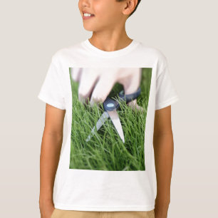 Klipp gräset med en para av sax t shirt