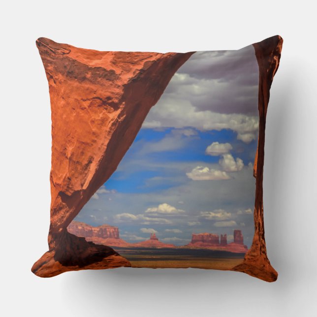 Klippfönster till Monument Valley, AZ Kudde (Framsida)