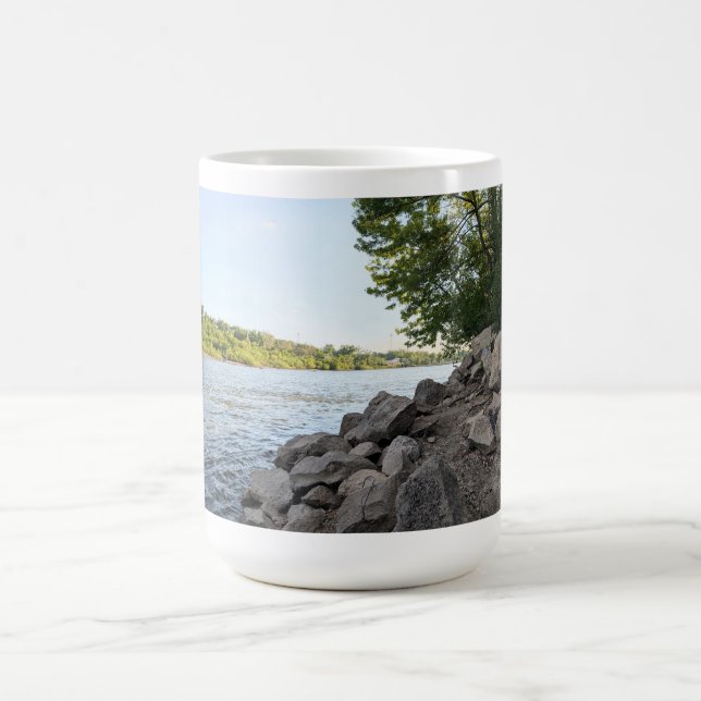Klippig flodstrand med träd — Naturskön mugge Kaffemugg (Center)