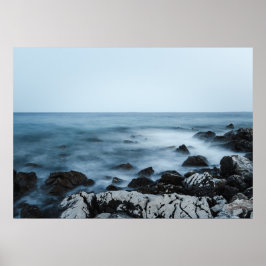 Klippig kust med dimmig vatten poster