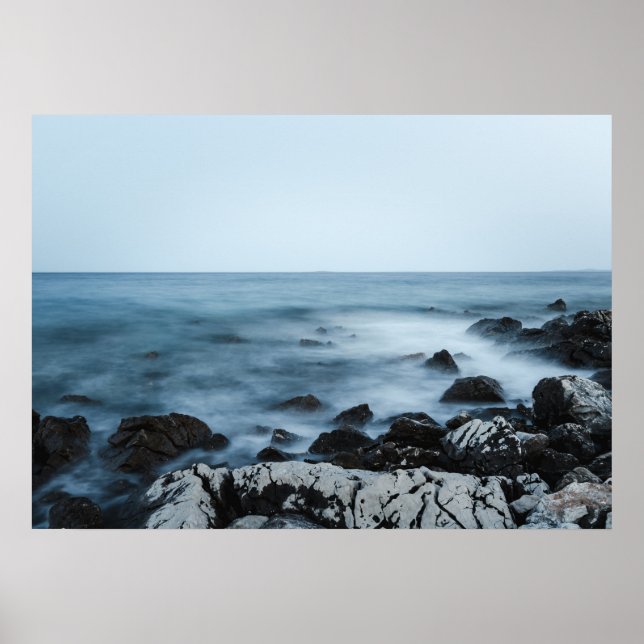 Klippig kust med dimmig vatten poster (Framsidan)