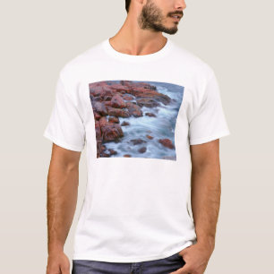 Klippig strand med vatten, Kanada T-shirt